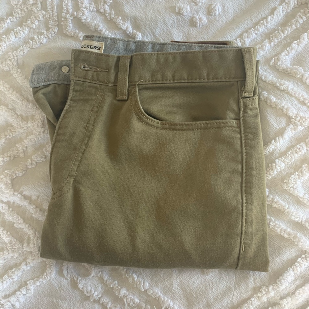 Straight Fit men’s khakis (Dockers)